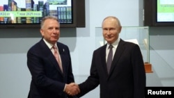 Лідер Росії Володимир Путін та спеціальний представник президента США Дональда Трампа Стів Віткофф у Санкт-Петербурзі, 11 квітня 2025 року