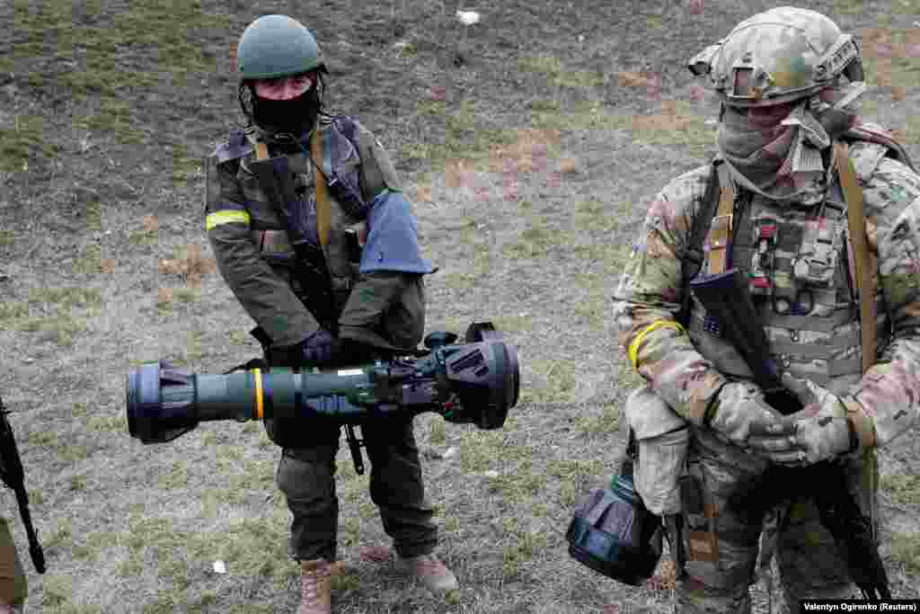 Украина әскерилері танкілерге қарсы қолданылатын қару ұстап тұр. 6 наурыз 2022 жыл. 