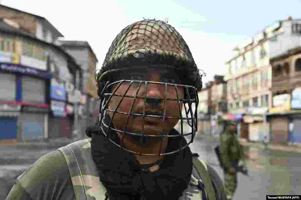 Një oficer indian duke patrulluar Srinagar. Ndryshimi i statusit juridik do të thotë që ky rajon nuk do të jetë në gjendje të bëjë ligjet e veta, ndërsa edhe ata që nuk janë banorë, do të lejohen të blejnë pronë në territor.