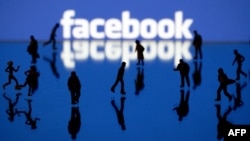 Иллюстрация Facebook, презентованная в мае 2012 года в Париже, в преддверии запуска торгов акциями компании на бирже Nasdaq.