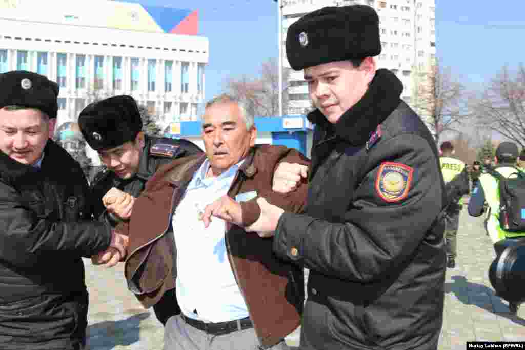 Оппозициялық топтар 1 наурыздағы митингіде Қазақстанның бұрынғы президенті Нұрсұлтан Назарбаев (ол былтыр наурыздың 19-ы күні президенттік өкілетін мерзімінен бұрын доғарған, алайда әлі де билікке ықпал ететін құқыққа ие) пен оның маңайындағылардың билікке араласпауын талап етпек болған. 