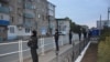 В здании суда усилены меры безопасности, прилегающая территория оцеплена.