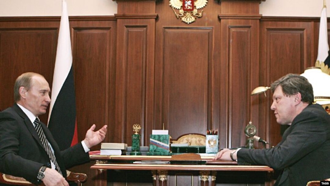 The mystery of the March meeting between Putin (right) and Yavlinsky has been solved.