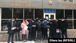 Члены инициативной группы по созданию партии «Халық таңдауы» перед зданием департамента юстиции. 4 декабря 2020 года.
