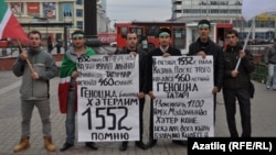 “Азатлык” татар яшьләре берлеге активистлары Хәтер көненә багышланган чарада. Казан, 6 октябрь 2012
