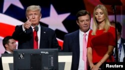 Дональд Трамп, Поль Манафорт жана кызы Иванка. 