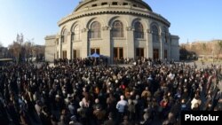 Armenia - Opposition leader Raffi Hovannisian holds a rally on Freedom Square in Yerevan, 8Mar2013.