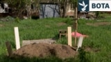 Ukrainasit varrosin familjarët në oborre derisa sulmet ruse vazhdojnë