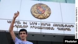 Armenia -- Vahagn Gevorgian, a member of opposition youth movement 'Hima' ('Now') in front of the court building, 12Sep2009
