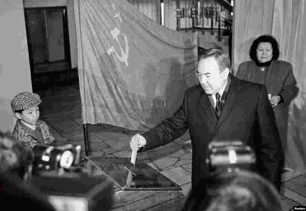 1 декабря 1991 года впервые в истории Казахстана состоялись всенародные президентские выборы. Нурсултан Назарбаев - единственный кандидат, участвовавший в выборах, - был избран президентом Казахской ССР. На снимке: Нурсултан Назарбаев, безальтернативный кандидат на выборах президента Казахской ССР, на избирательном участке голосует за себя. Справа – его супруга Сара Назарбаева. Алматы, 1 декабря 1991 года. 