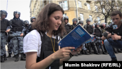 Olga Misik az alkotmányt olvasta fel a rohamrendőröknek 2019. július 27-én