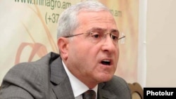Armenia - Agriculture Minister Sergo Karapetian at a news conference in Yerevan.