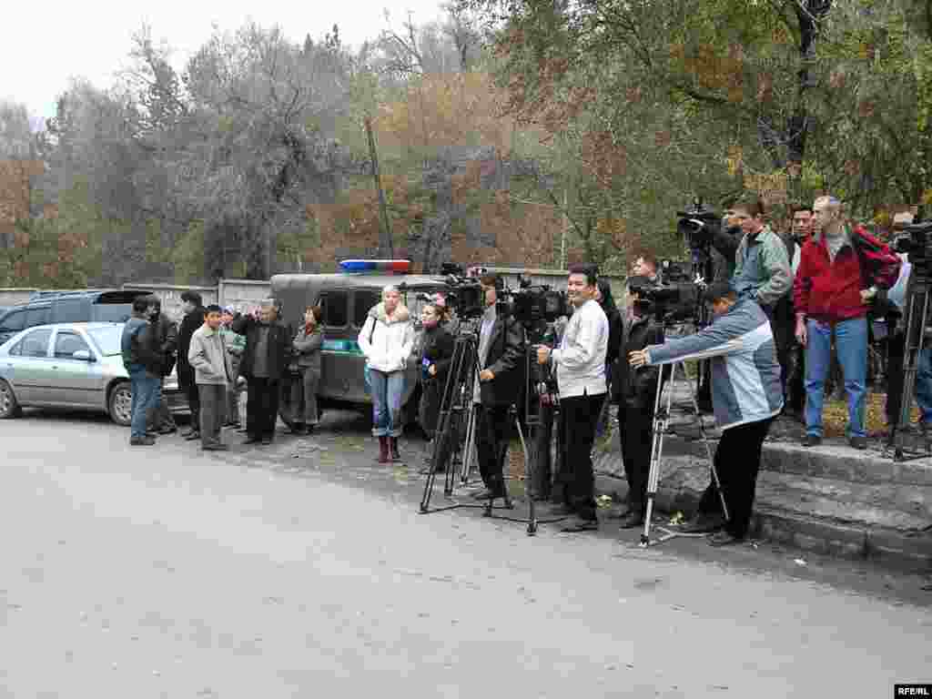 Ақпарат күткен журналистер Нұрқаділов үйінің сыртында тұр. Алматы, 13 қараша 2005 жыл.