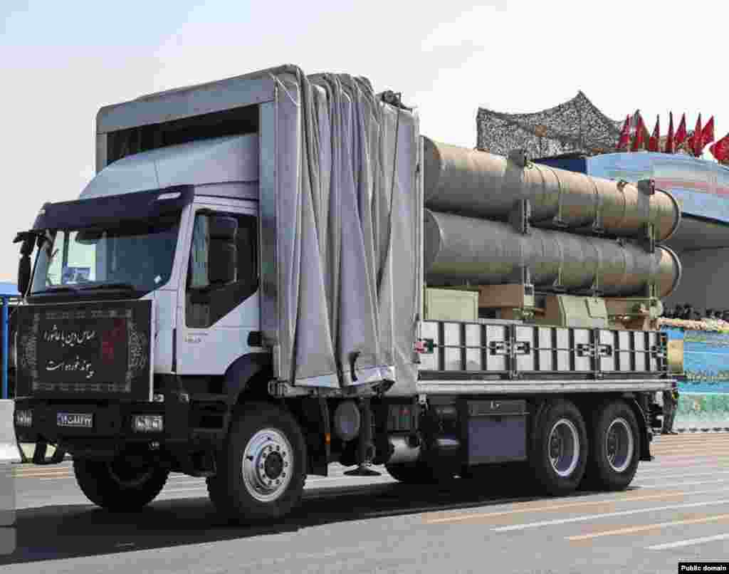 Демонстрация ракетной системы Fath-360 в Тегеране, сентябрь 2022 года. Ракетные блоки спрятаны в прицепе грузовика, который выглядит как гражданское транспортное средство, что затрудняет его обнаружение с воздуха. У ракеты Fath-360 относительно неточный радиус поражения — она может отклоняться на расстояние около 30 метров. Это означает, что иранские ракеты, вероятно, будут использоваться против крупных стационарных целей, таких как здания и инфраструктура 