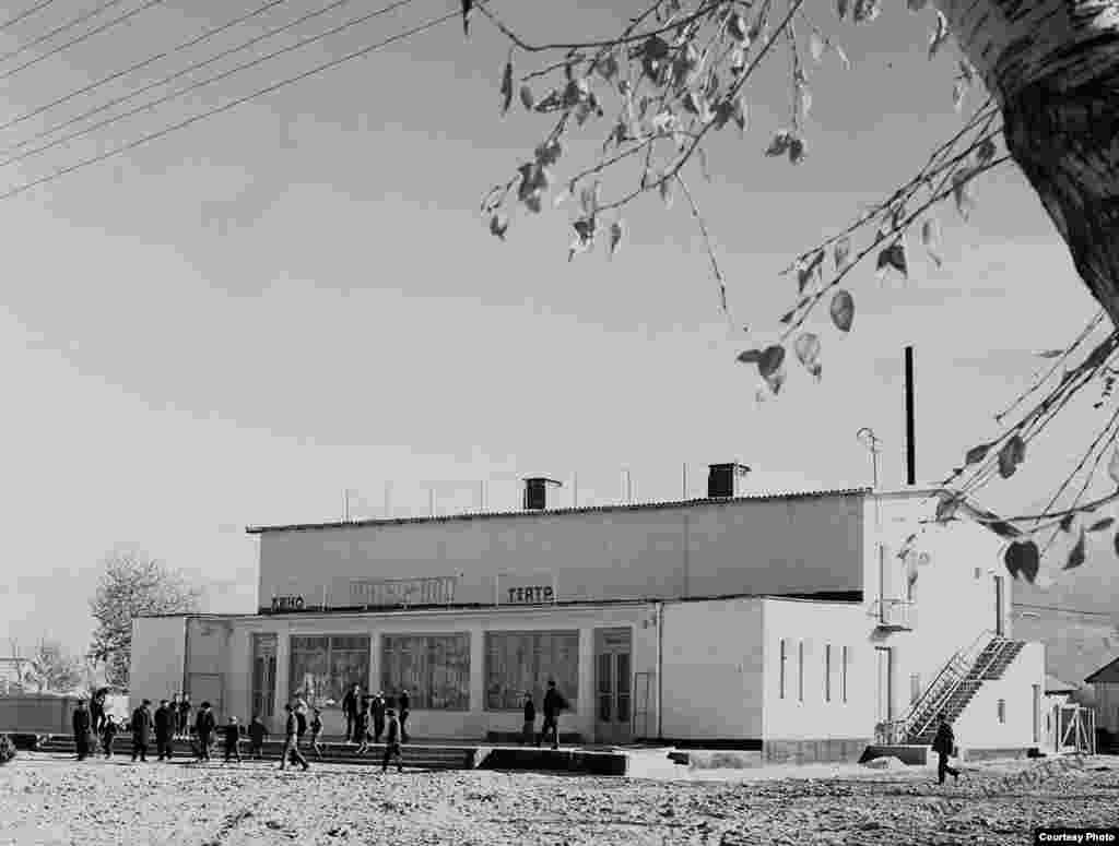 Кинотеатр "Чатыр-Куль" в селе Ат-Баши после сдачи в эксплуатацию, 1970 год. Автор фото - Н. Жиганов. 