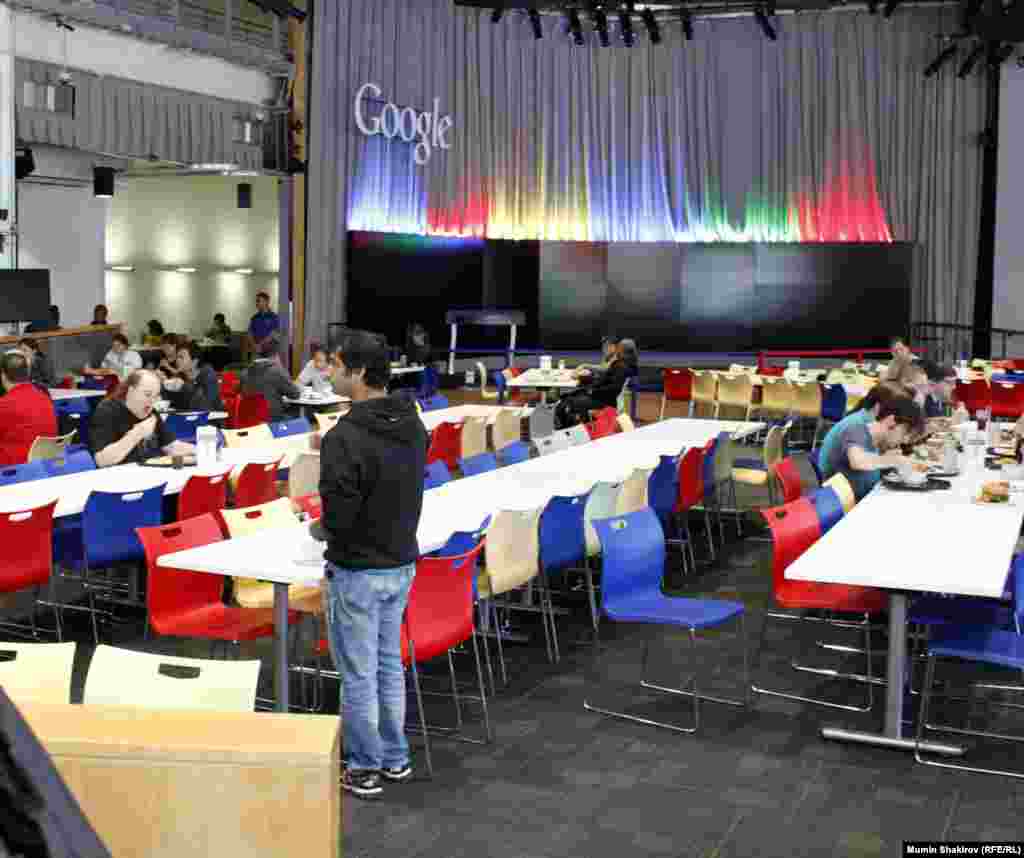 Тамак эле ичпестен Google компаниясын негиздөөчүлөр Брин жана Пейдж менен чогуу отуруп, талкуулар өткөн ашкана. 
