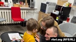 Освобожденный журналист Белорусской службы Радио Свобода Андрей Кузнечик встречается с семьей в Вильнюсе