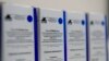 Első oltáshoz használatos, orosz fejlesztésű Szputnyik V koronavírus elleni vakcina dobozai a Debreceni Egyetem Kenézy Gyula Egyetemi Kórház Nappali Kórházában kialakított oltóponton 2021. március 17-én
