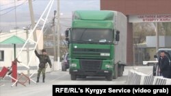 Грузовой автомобиль на границе Кыргызстана с Казахстаном.