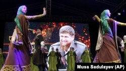 Нохчийчоьнан куьйгалхо юха а Кадыров Рамзан харжарна лерина концерт. Соьлжа-ГIала, 2021-чу шеран гезгмашин-бутт