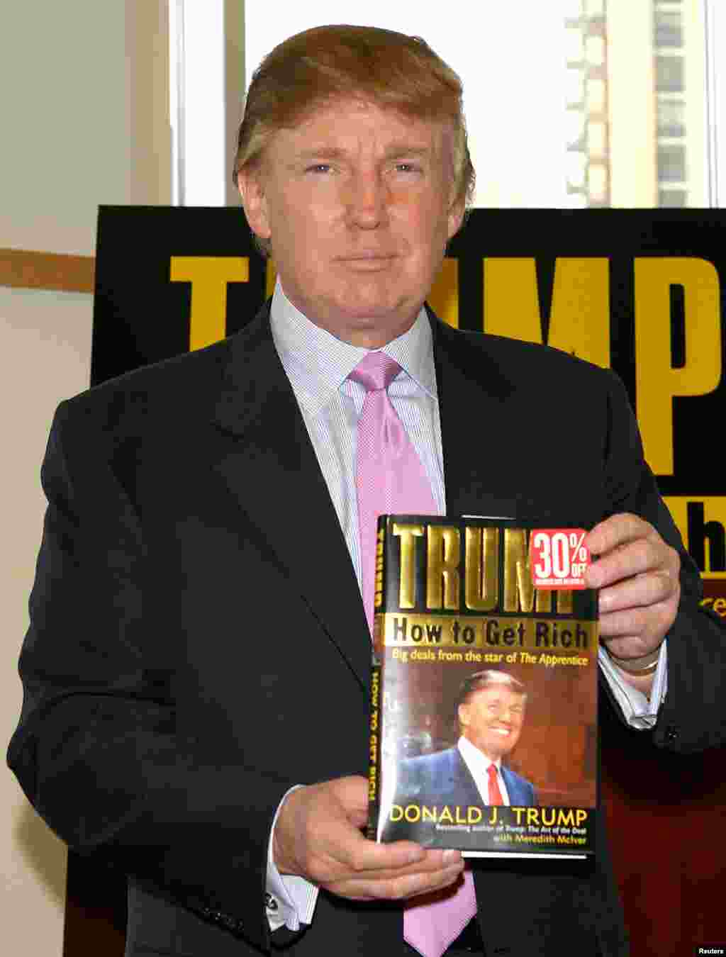 Бай болуунун сырларын Трамп 2004-жылы жарык көргөн китебинде бөлүшөт. Андан мурун басылып чыккан “Келишим түзүү өнөрү” деп аталган китеби бестселлер болуп, Трамптын белгилүү болушуна жол ачкан.