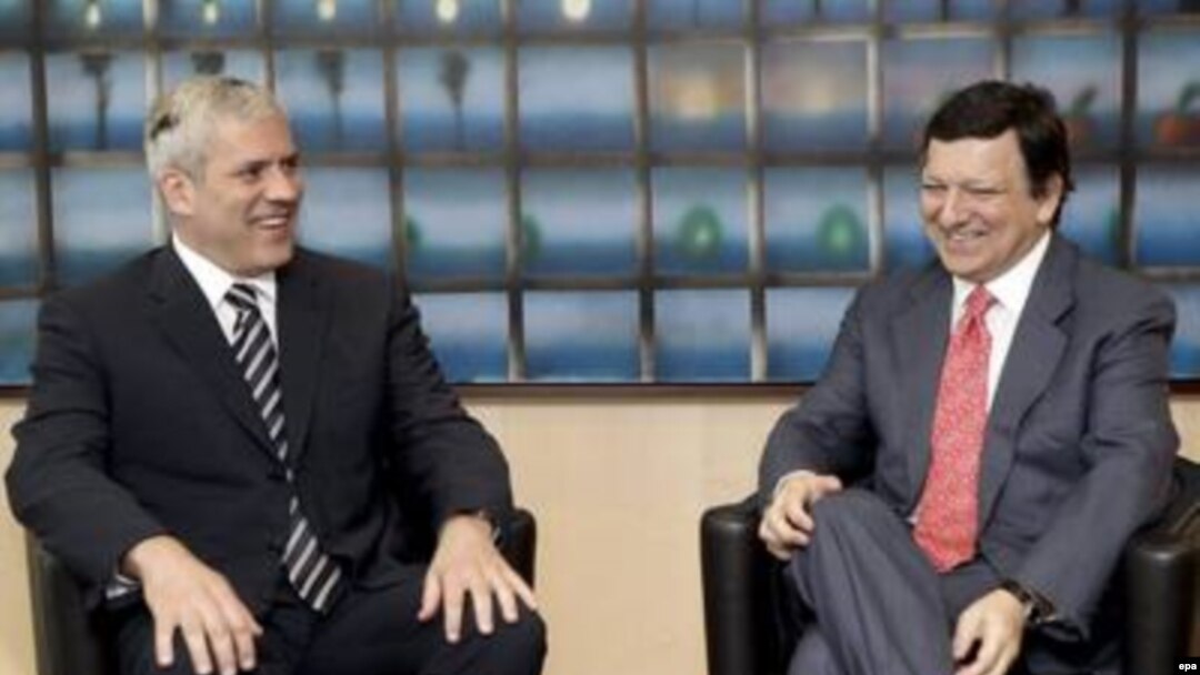 European Commission President Jose Manuel Barroso (right) and Serbian President Boris Tadic