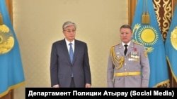Қасым-Жомарт Тоқаев пен Аян Дүйсембаевқа (оң жақта) генерал-майор шенін берген сәт. 5 мамыр 2019 жыл.