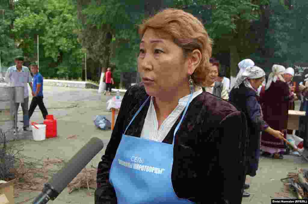 Жамийла Капарова одна из гражданских активистов Оша вместе с коллегами организовала акцию "Хлеб мира" в Оше, сентябрь, 2011.