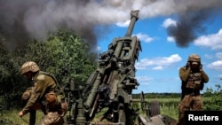 Ushtria ukrainase qëllon në një grup pajisjesh ruse nga një obus amerikan M777, pranë vijës së frontit të rajonit të Donjeckut. 6 qershor 2022.