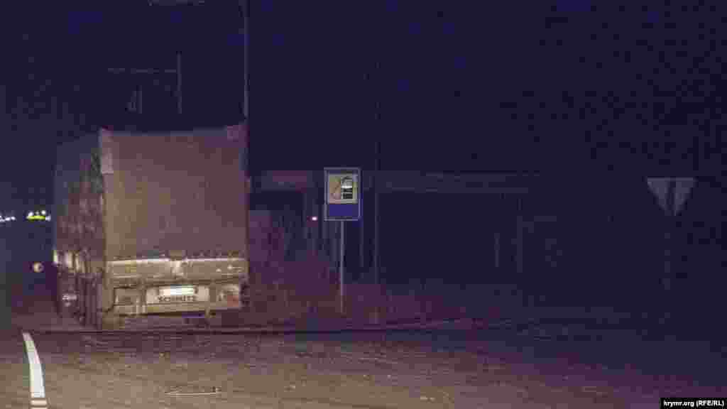 Большая часть крымских автозаправок не могла обслуживать своих клиентов. Не работали также круглосуточные аптеки, магазины.