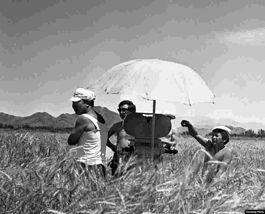 Съемочная команда кинофильма "Уркуя" (режиссер - Толомуш Океев), 1971 год. Автор фото - Мамбеталиев. 