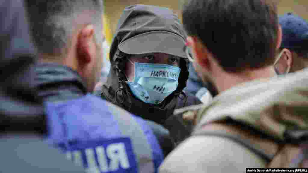 Во время акции несколько неизвестных, которые скрывали свои лица, попытались отобрать и порвать несколько плакатов митингующих. Неизвестные не представились, но заявили, что они «за здоровый образ жизни»