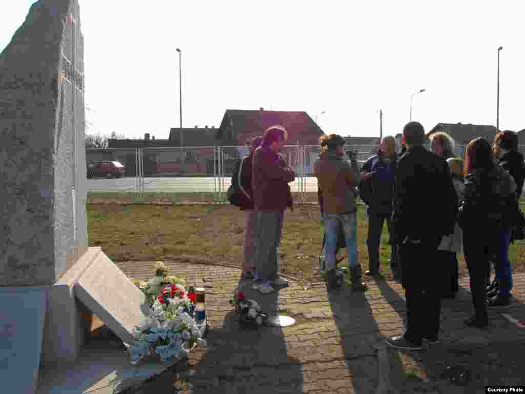 U organizaciji Građanske akcije Pančevo, mladi iz Srbije posetili su Vukovar i obišli spomen obeležja povodom 20 godina pada od tog grada, 17.11.2011. Foto: Vladimir Dimitrić