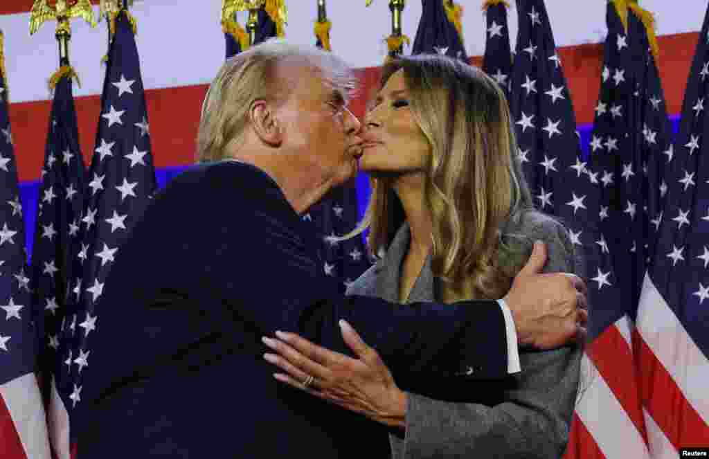 Trump duke përqafuar bashkëshorten e tij, Melanie, pas shpalljes së fitores nga ana e tij. 