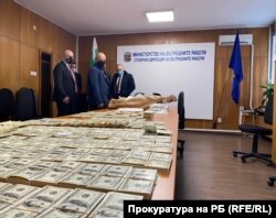 Главният прокурор Иван Гешев и главният секретар на МВР Ивайло Иванов разглеждат намерените банкноти в СДВР