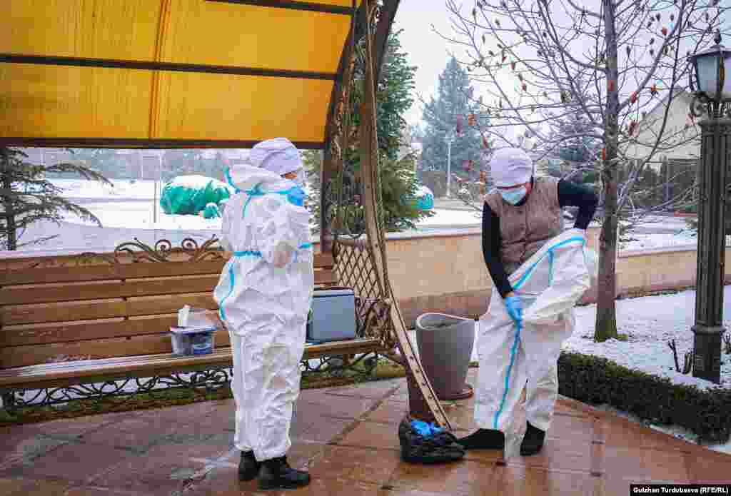 Мобилдик топ бир күндө 20дан ашык бейтаптын үйүнө барып ПЧР-тест алып, абалына көз салып, кеңештерди берип кайтат. Ар бир үйдөн чыккандан кийин коргонуучу каражаттарын чечип, атайын баштыкчага салып алып кетишет. 