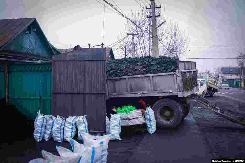 "КамАЗ" менен көмүр түшүрүп жаткан соодагерлер. Бир "КамАЗга" 15-16 тонна, Хового 25 тонна көмүр батат.