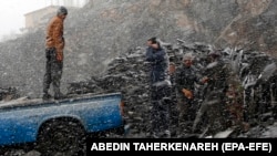 مهاجرین افغان در ایران کار های شاقه انجام می دهند، اما میگویند که در برخی موارد به آنان دستمزد داده نمیشود.