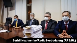 Petro Poroshenko (al doilea din stânga) la tribunal