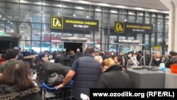 В международном аэропорту Ташкента возникли очереди на сдачу ПЦР-теста.