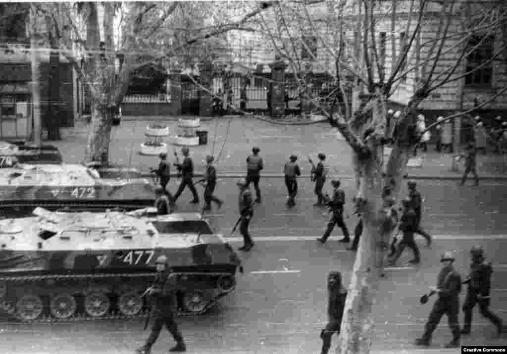 Апрель 1989 года: трагедия в Тбилиси. Советские войска разгоняют демонстрацию сторонников независимости Грузии с помощью слезоточивого газа и саперных лопаток. Погибли 20 человек, в том числе избитая до смерти 16-летняя девушка. 1989 год стал катастрофическим для советского режима: в результате антикоммунистических революций в Восточной Европе он потерял своих сателлитов в этом регионе. 