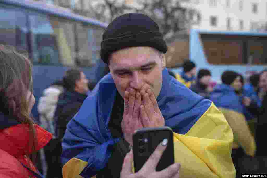 Украинский военнослужащий разговаривает с родными по телефону после освобождения из российского плена 19 марта.На следующий день после телефонного разговора между Трампом и Путиным состоялся обмен военнопленными – жест, который упоминался в ходе разговора. Россия и Украина провели обмен пленными по формуле «175 на 175»