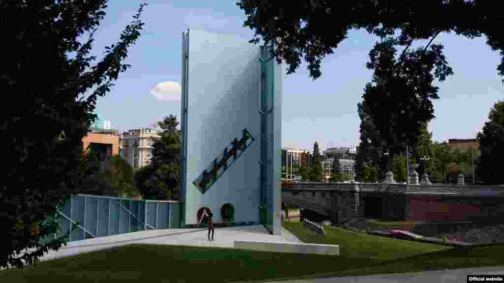 Memorialul „Memorie e Luce” (Memorie și lumină) este un cadou din partea Statelor Unite făcut orașului italian Padova. Forma sculpturii sugerează o carte deschisă. Designul structurii îi aparține arhitectului Daniel Libenskind, unul din realizatorii site-ului memorial de pe locul World Trade Center, la New York. 