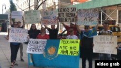 Ресейдің АҚШ-тағы консулдығы алдында наразылыққа шыққан қазақстандықтар. Нью-Йорк, 12 тамыз 2019 жыл.