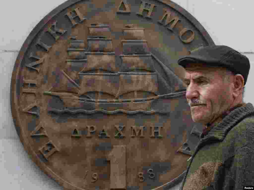 Огромна реплика на монета на драхмата во Атина. 26.10.2011.