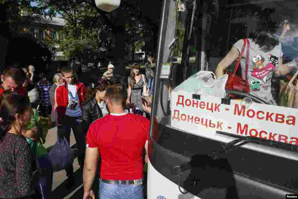 Жители Краматорска идут в автобус, который отправляется в Москву. 4 июня 2014 года. 
