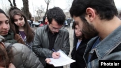 ԵՊՀ-ի ուսանողները ստորագրահավաք են անցկացնում` պահանջելով ռեկտորի օգնականի հրաժարականը, 28 փետրվարի, 2013