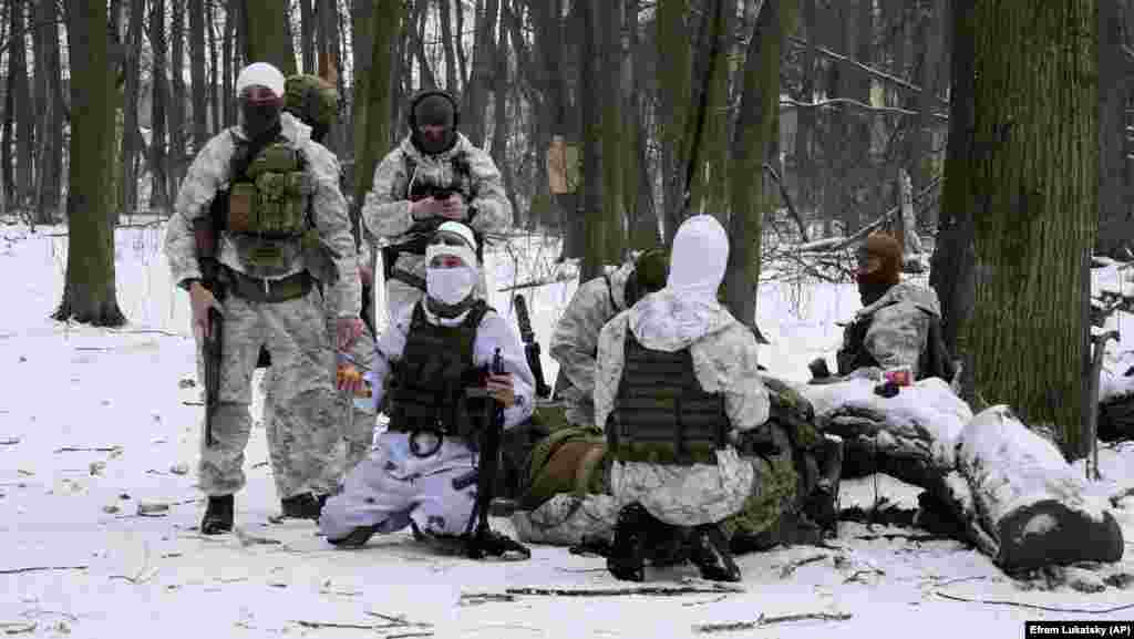 Члены Территориальной обороны Украины проходят тренировку в парке в Киеве, 22 января 2022 