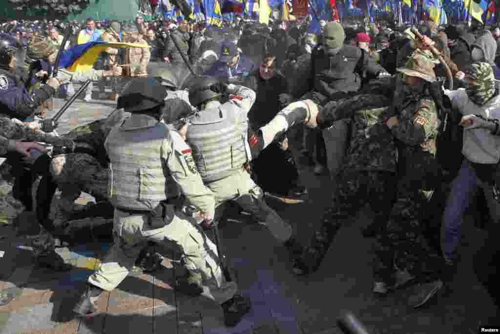 Бійка між міліцією і провокаторами під Верховною Радою, Київ, 14 жовтня 2014 року
