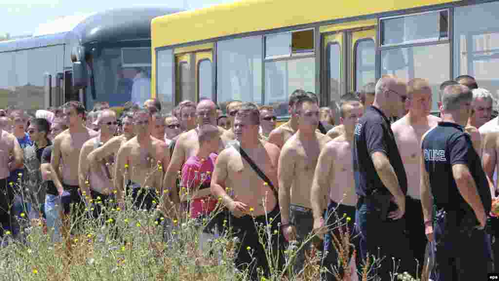  kosovë - Policët e Kosovës ua heqin serbëve fanellat me simbole nacionaliste, të cilët po shkonin për të shënuar Vidovdanin në Gazimestan, 28qershor 2012